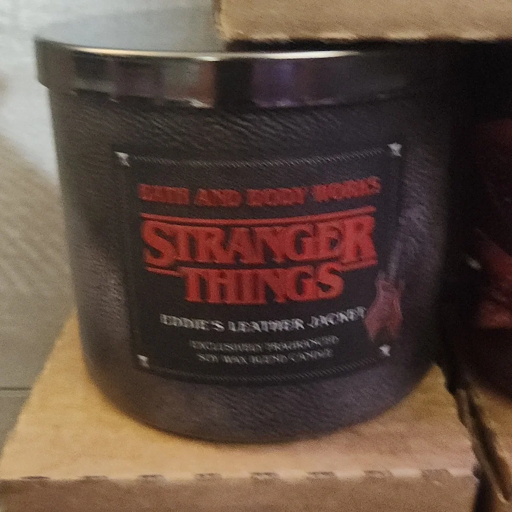 Three piece Stranger Things 3 wick candle set. - Picture 2 of 4